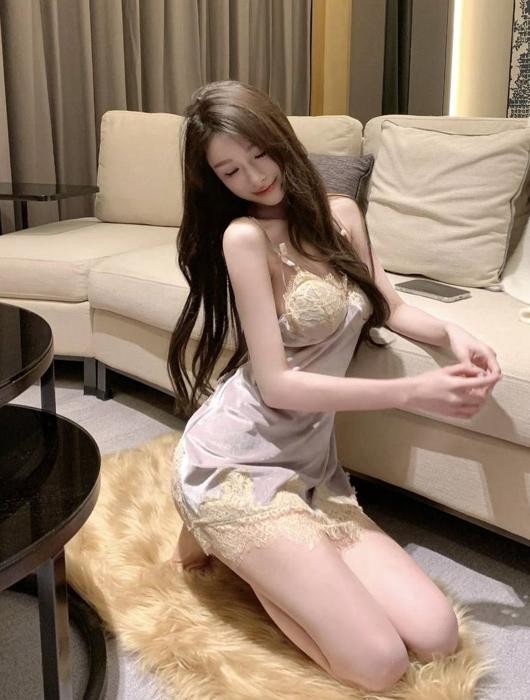 武汉粉嫩小妖精主动索吻