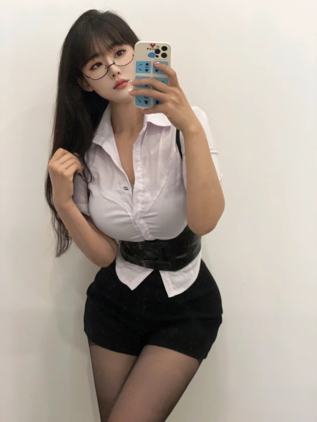 三点粉嫩小骚妹后入超爽