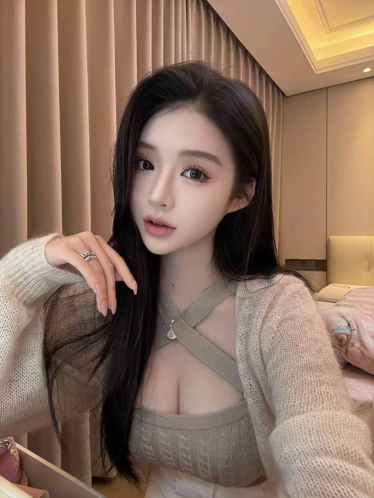 青浦大美女菲菲享受她的奶夹逼夹
