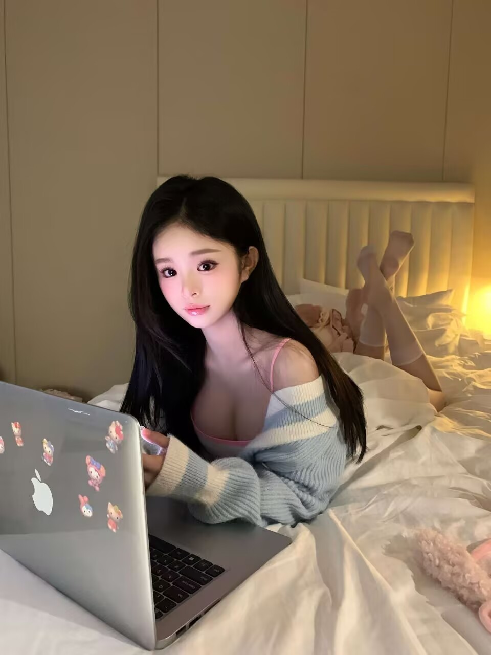 很会调情的妹子眼神拉丝主动索吻