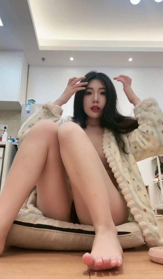 小骚货茂密的阴毛淫水多