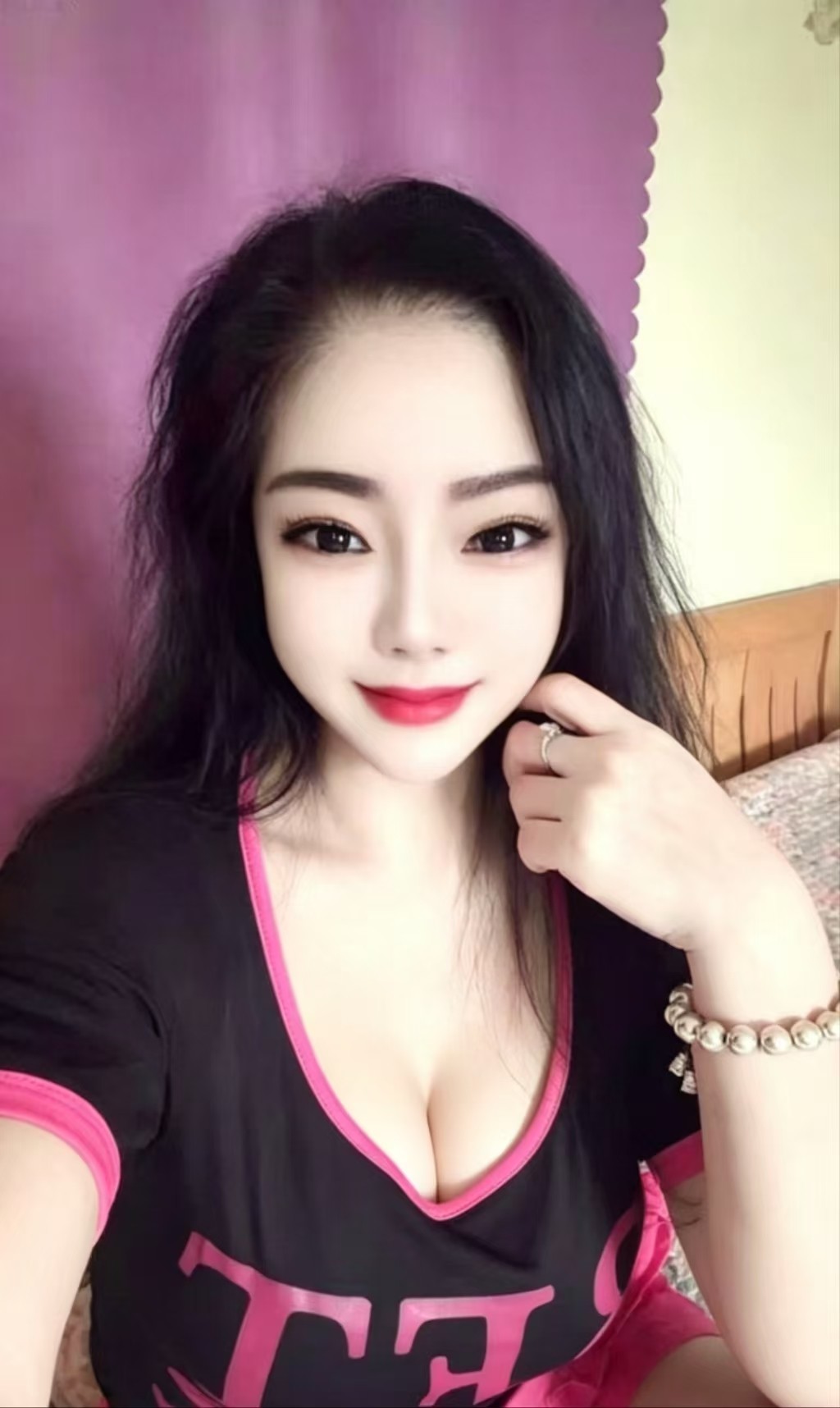 熟客可以内射的红姐，乳头真是诱人，逼逼紧致