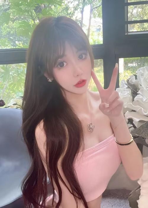 昆山这么年轻却是个骚货淫水很多
