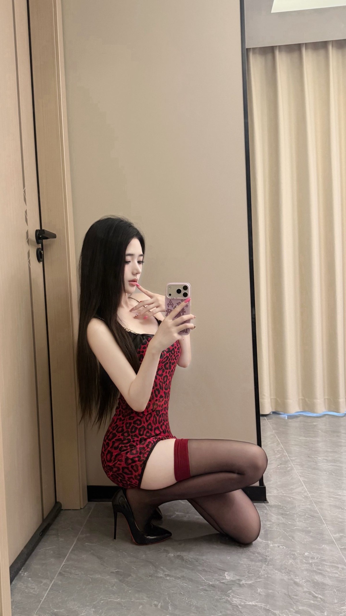 小辣妹配开档黑丝粉鲍美味