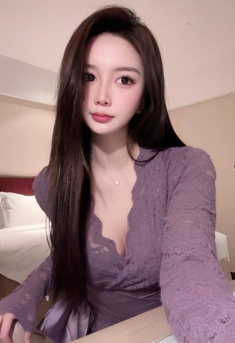  金华浑身散发出女人特有的香味
